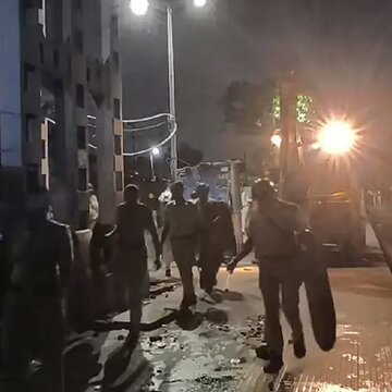 पार्क सर्कस स्टेशन पर देर रात को बुलडोजर एक्शन, अवैध दुकानें ध्वस्त, रेलवे की जमीन अतिक्रमणमुक्त