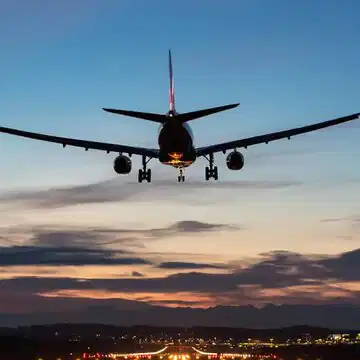 दुबई के बाद अबू धाबी का आसमान भी धीरे-धीरे सामान्य हो रहा है, विमान यात्रियों को राहत मिल रही है