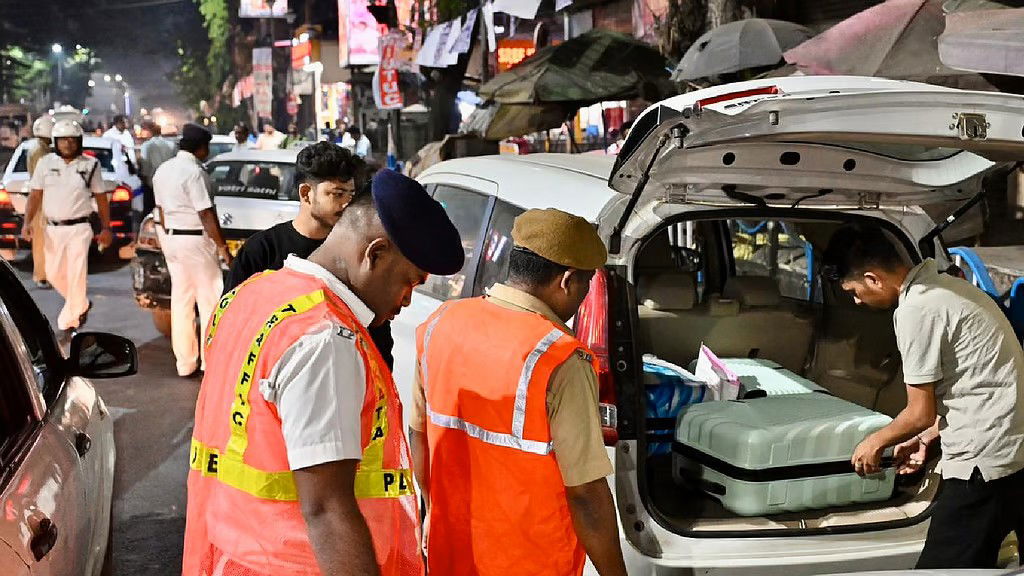 दिल्ली में विस्फोट, कोलकाता में हाई अलर्ट, हावड़ा-सियालदह स्टेशन पर कड़ी नजर