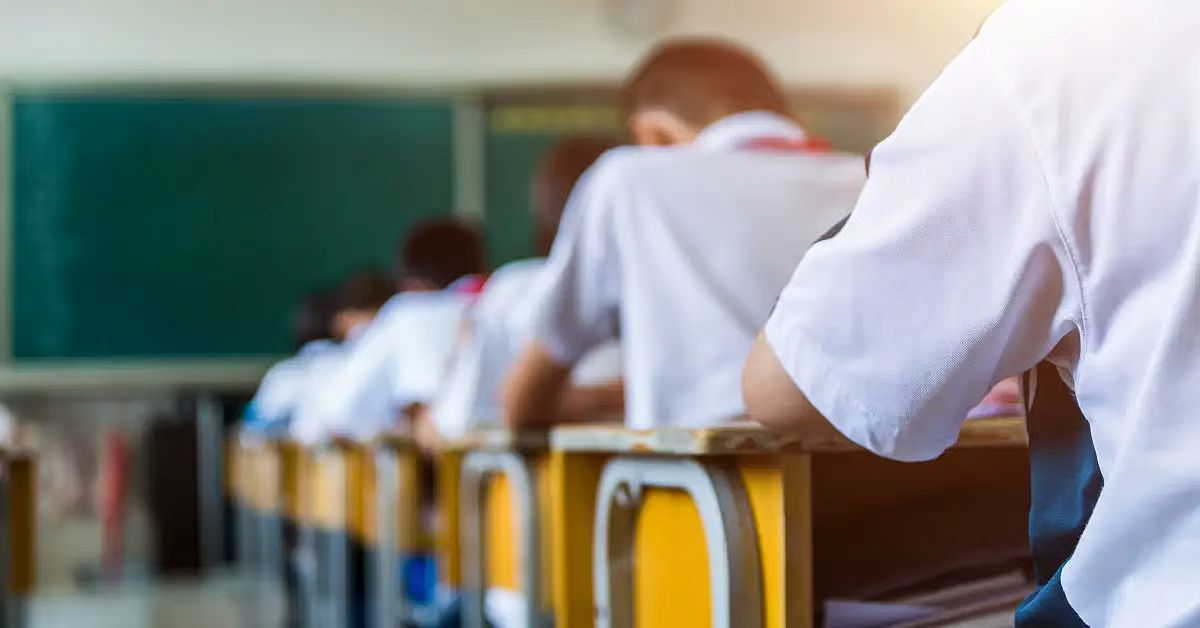 पैर से लिखकर उच्च माध्यमिक दे रही है भांगड़ का एक कन्या