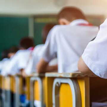 पैर से लिखकर उच्च माध्यमिक दे रही है भांगड़ का एक कन्या