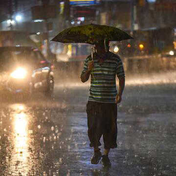 मौसम का बदला मिजाज, तूफान और बारिश से जनजीवन अस्त-व्यस्त, इडेन गार्डन्स में खेल ठप