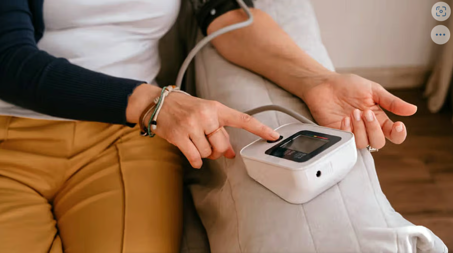 खुद ब्लड प्रेशर मापते हैं? पहले जान लें सही नियम और सावधानियां
