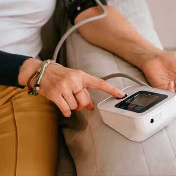 खुद ब्लड प्रेशर मापते हैं? पहले जान लें सही नियम और सावधानियां