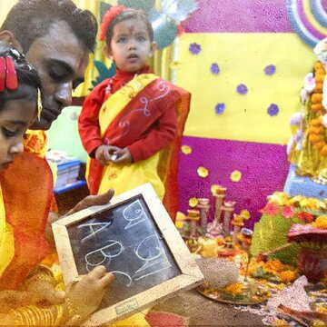 माँ सरस्वती के सामने बच्चे का पहला अक्षर ज्ञान, क्या करें-क्या न करें ? जानें