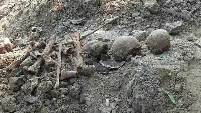 अशोकनगर में पुराने मकान की नींव खोदते ही निकली खोपड़ी व हड्डियां, इलाके में आतंक