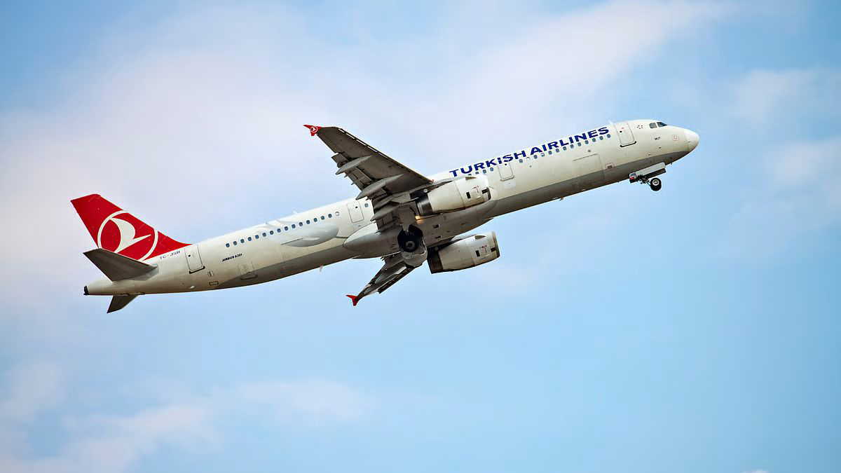 विमान के इंजन में आग लग जाने से कोलकाता एयरपोर्ट पर इमरजेंसी लैंडिंग