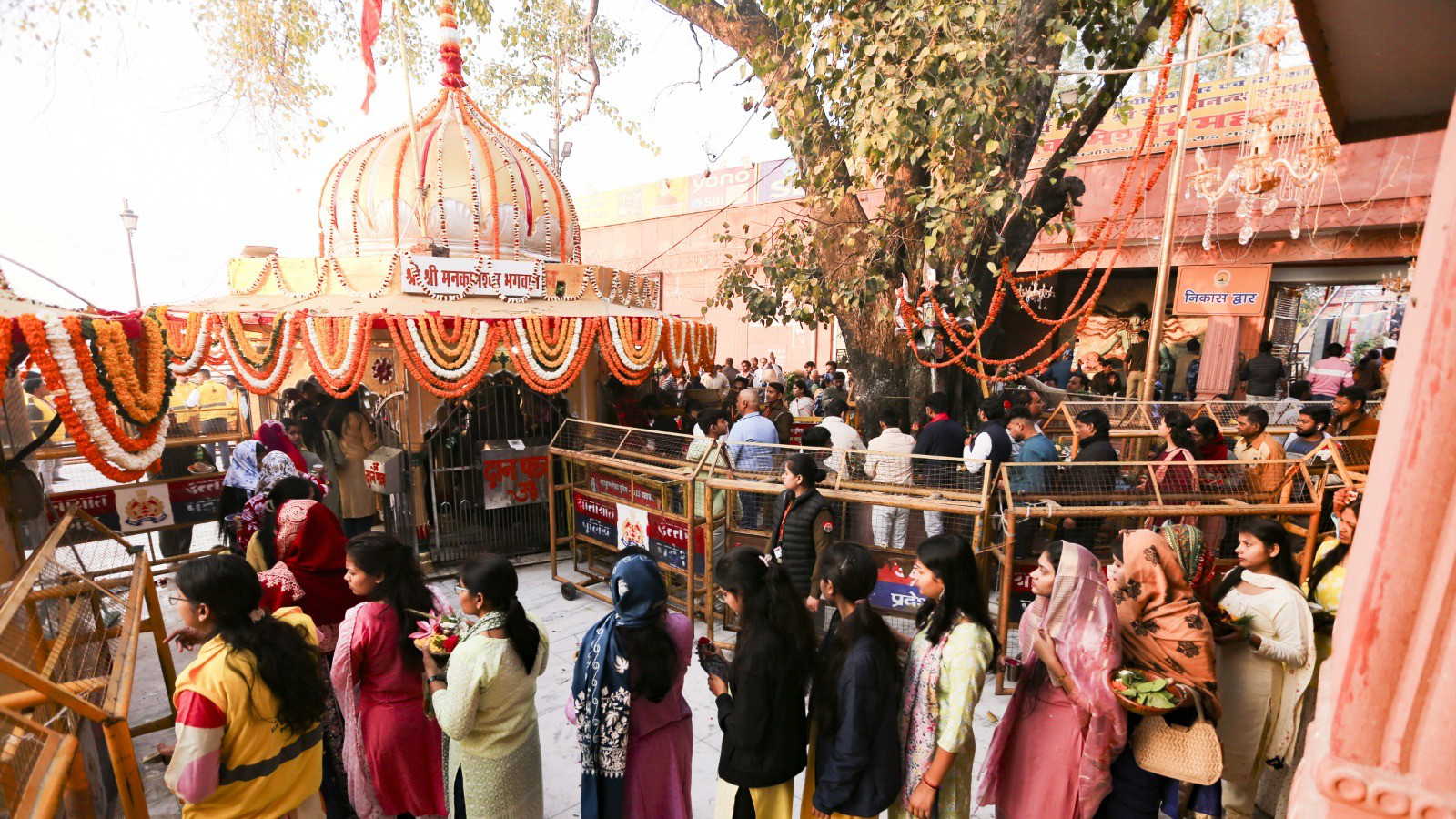 प्रयागराज के मनकामेश्वर मंदिर में महाशिवरात्रि के अवसर पर भक्तों की लंबी कतारें