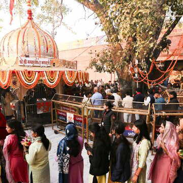 प्रयागराज के मनकामेश्वर मंदिर में महाशिवरात्रि के अवसर पर भक्तों की लंबी कतारें