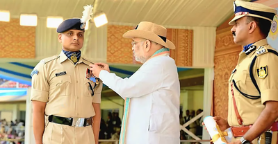 मुर्शिदाबाद के CRPF जवान को अमित शाह ने गैलेंट्री अवॉर्ड से किया सम्मानित, कई मुश्किल ऑपरेशन में साबित की बहादुरी