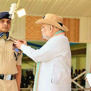 मुर्शिदाबाद के CRPF जवान को अमित शाह ने गैलेंट्री अवॉर्ड से किया सम्मानित, कई मुश्किल ऑपरेशन में साबित की बहादुरी