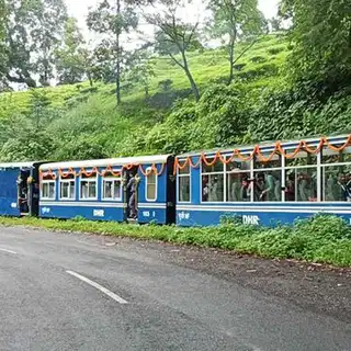 दार्जिलिंग ट्रिप को बनाना है यादगार? टॉय ट्रेन की सवारी न करें मिस, मिलेगा भारत के सबसे ऊंचे रेलवे स्टेशन तक पहुंचने का रोमांच
