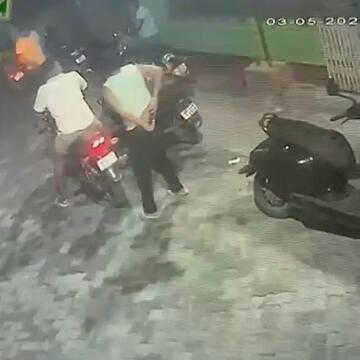 नोआपाड़ा में फिर चली गोलियां! BJP नेता कुंदन सिंह के घर पर बदमाशों का हमला, CCTV में कैद हुई वारदात