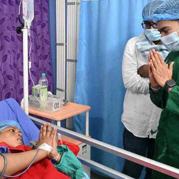 अभिषेक बनर्जी रामपुरहाट अस्पताल में सोनाली खातून से मिले, नवजात बच्चे का किया नामकरण