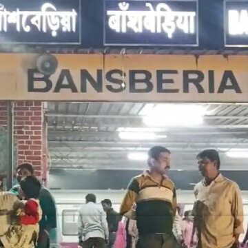 एकाएक तेज धमाका, बांसबेड़िया छोड़ते ही थमी हावड़ा–कटवा लोकल, यात्रियों में हड़कंप