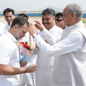 राजस्थान पहुंचे राहुल गांधी, एअरपोर्ट पर गहलोत-पायलट ने किया स्वागत; विधायक ने भेंट किया हल