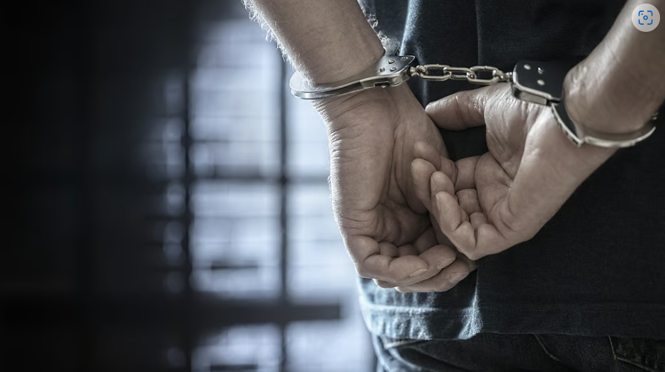 प्यार के प्रस्ताव का जवाब न देने पर दोस्त की प्रेमिका पर युवक की हत्या और सिर-पैर-कटवा देने का आरोप