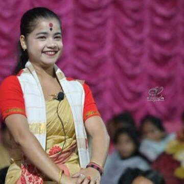 असम में एक सड़क में बिहू नृत्यांगना की मौत