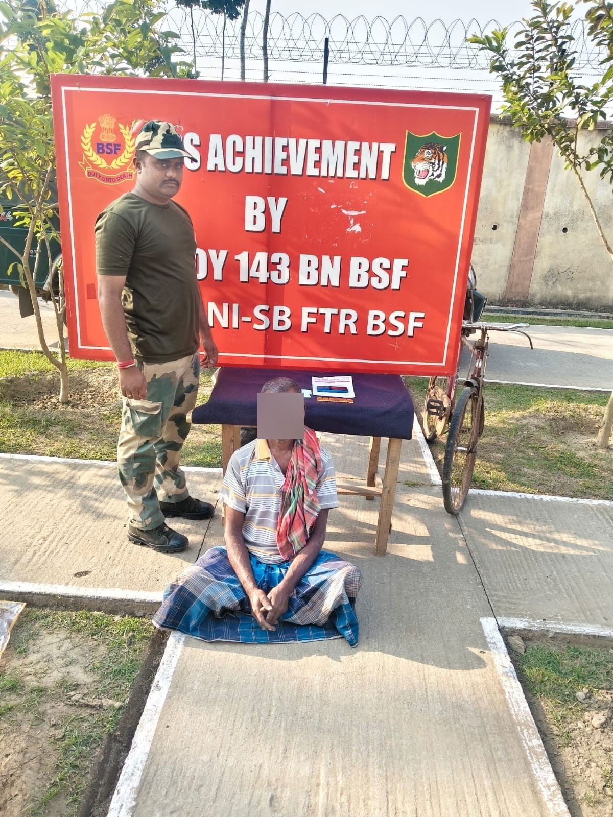 भारत-बांग्लादेश सीमा पर 88 लाख की सोना पकड़ाया, किसान के वेश में था तस्कर, गिरफ्तार