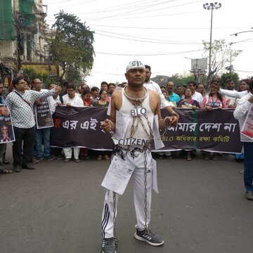 हाथों में हथकड़ी, पैरों में बेड़ी, धर्मतल्ला में धरना स्थल पर पहुंचा वो शख्स कौन था ?