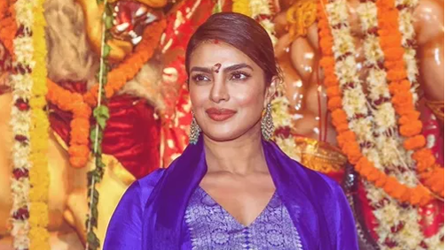 मां दुर्गा के दर्शन करने पहुंची प्रियंका चोपड़ा जोनस