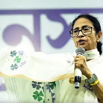 एयरपोर्ट के रनवे पर 30 मिनट रोक कर रखा गया - मुख्यमंत्री ममता बनर्जी