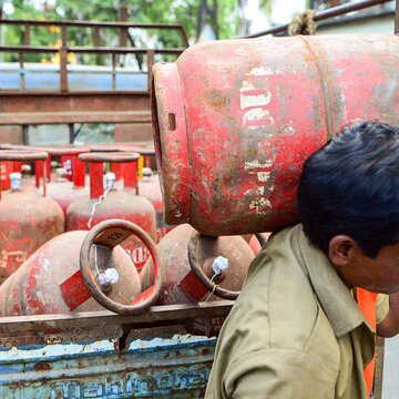 घरेलू रसोई गैस सिलेंडर 60 रुपये महंगा, वाणिज्यिक सिलेंडर की कीमत में भी 115 रुपये की बढ़ोतरी