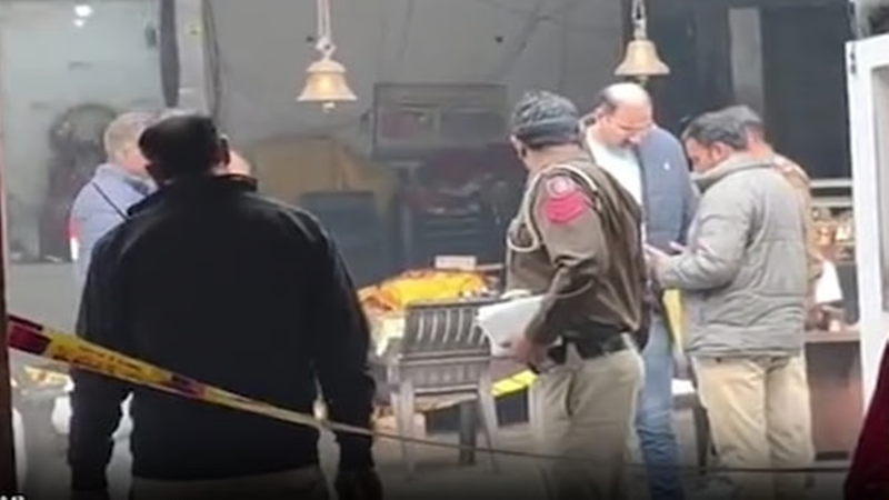 दिल्ली में दिन-दहाड़े मंदिर में घुसकर महिला की हत्या, पुरानी रंजिश या फिर कोई और कारण?