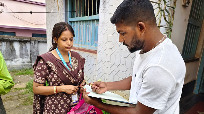 सुबह से ही घर-घर जाकर दरवाजे खटखटा रहे हैं बीएलओ, शुरू हुआ SIR का मुख्य चरण
