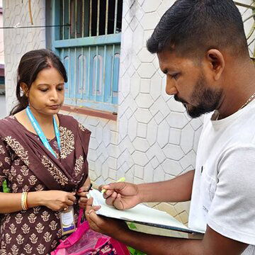 सुबह से ही घर-घर जाकर दरवाजे खटखटा रहे हैं बीएलओ, शुरू हुआ SIR का मुख्य चरण
