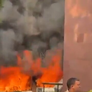 दिल्ली में सांसदों के फ्लैट में लगी भीषण आग, दमकल की गाड़ियां मौके पर पहुंची