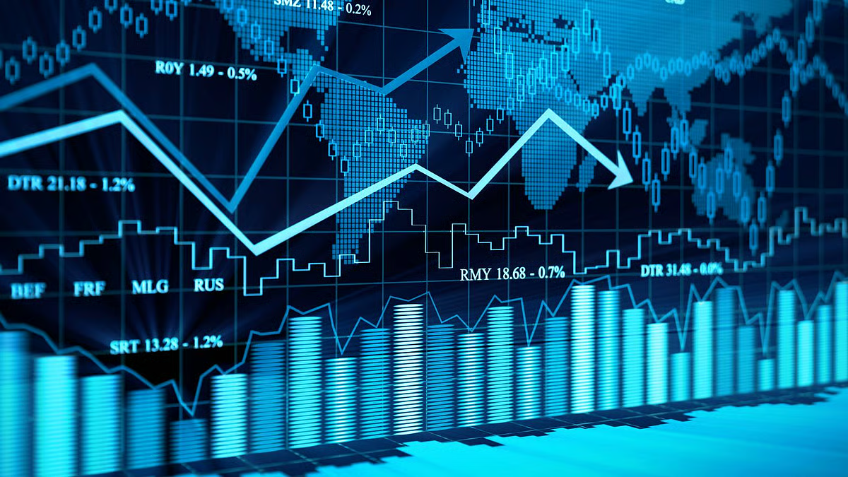सेंसेक्स 300 अंक टूटा, निफ्टी 50 में भी गिरावट जारी — जानें किस सेक्टर को लगा सबसे बड़ा झटका