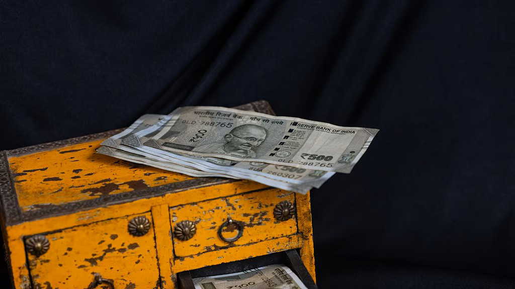 गलती से भी घर के इन सभी जगहों पर पैसे न रखें, एक दिन सब कुछ खोकर आ जाएंगे रास्ते पर