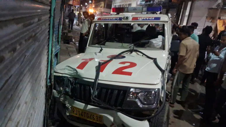 आरोपी को पकड़ने जा रही पुलिस की गाड़ी दुकान में घुसी