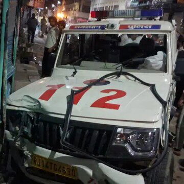 आरोपी को पकड़ने जा रही पुलिस की गाड़ी दुकान में घुसी