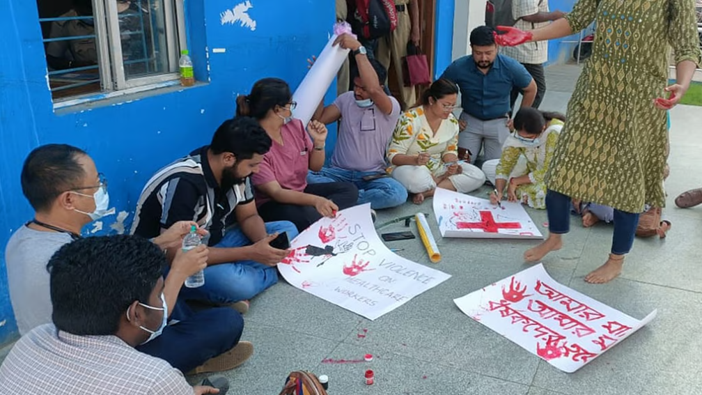 उलुबेड़िया मेडिकल कॉलेज में महिला डॉक्टर से बदसलूकी के विरोध में प्रतिकात्मक हड़ताल, रखी गयी 11 मांग