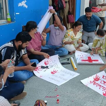 उलुबेड़िया मेडिकल कॉलेज में महिला डॉक्टर से बदसलूकी के विरोध में प्रतिकात्मक हड़ताल, रखी गयी 11 मांग