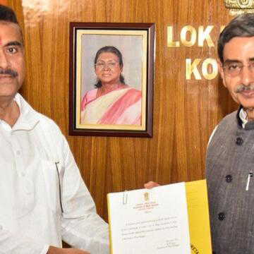 शुभेंदु अधिकारी ने सरकार बनाने का दावा पेश किया, कल सुबह 11 बजे शपथ ग्रहण