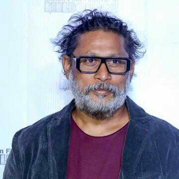 'पीकू' के निर्देशक सुजीत सरकार और तेलुगु स्टार मोहन बाबु पश्चिम बंगाल राज्यपाल अवॉर्ड से सम्मानित