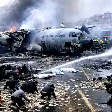 बोलीविया की राजधानी के पास रुपयों से भरा वायुसेना का विमान दुर्घटनाग्रस्त, 15 की मौत, 30 घायल