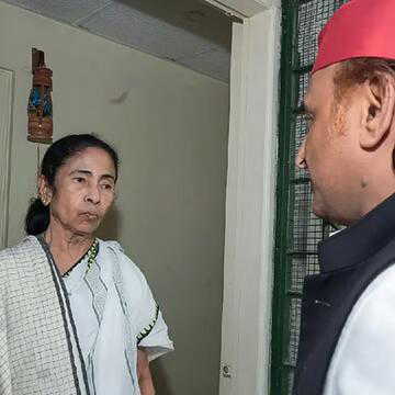 कालीघाट में ममता बनर्जी से मिलने पहुंचे अखिलेश यादव, कहा - इस लड़ाई में दीदी के साथ हूं