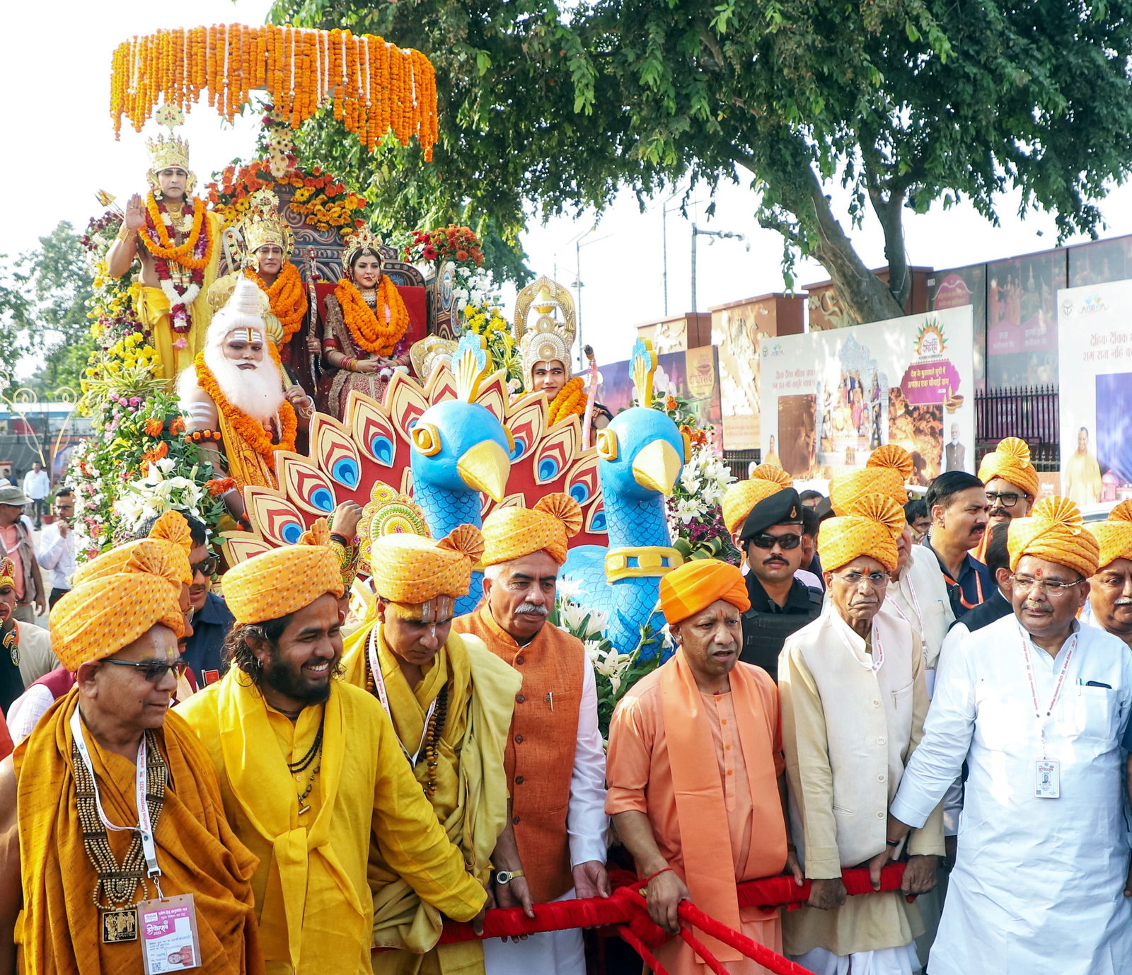 उत्तर प्रदेश के मुख्यमंत्री ने अयोध्या में खींचा 'पुष्पक विमान' रथ