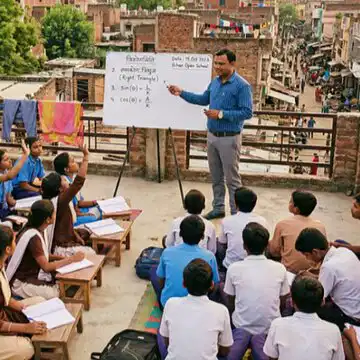 खुद टॉपर नहीं बन पाए, लेकिन सैकड़ों बच्चों को राह दिखा रहे रोहित