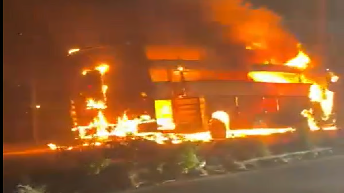 चालक की सूझबूझ से टला बड़ा हादसा: एक सेकंड में लिया फैसला, 45 बस यात्रियों की बची जान