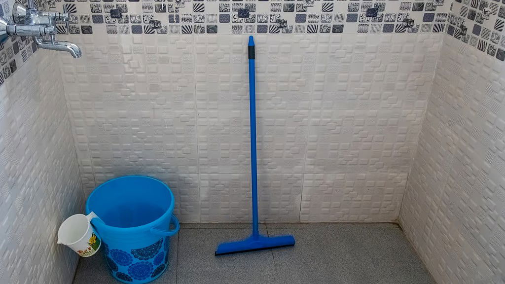 बाथरूम में खाली बाल्टी या गीले कपड़े छोड़ देने से आ सकता है भयावह संकट