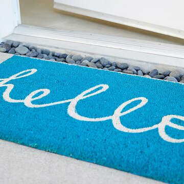 घर के मुख्य दरवाजे के सामने किस तरह का पायदान रखना चाहिए, इस पर निर्भर करता है सुख-शांति