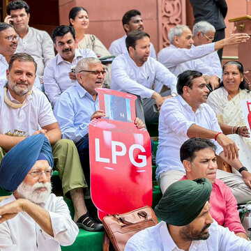 आठ सांसदों के निलंबन रद्द करने की विपक्ष ने की मांग, सरकार और स्पीकर से अपील