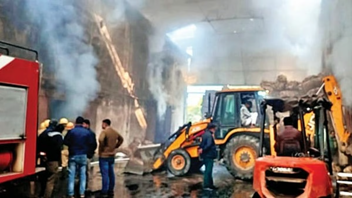 हावड़ा में आग का कहर, जूट के गोदाम और पांच दुकानें जलकर खाक