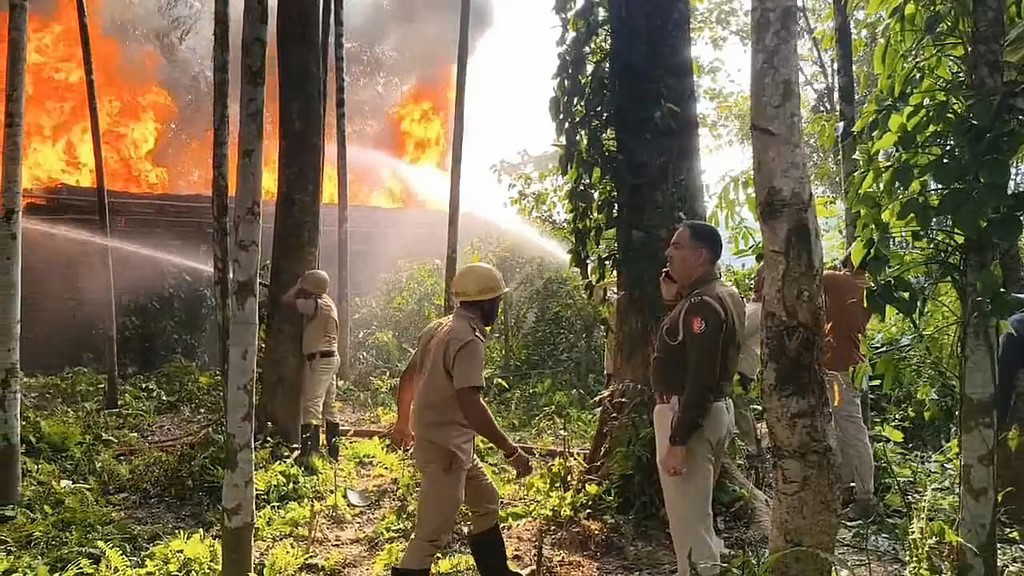 प्लास्टिक फैक्ट्री में भयानक आग, कई पेड़ आग के हवाले, आतंक