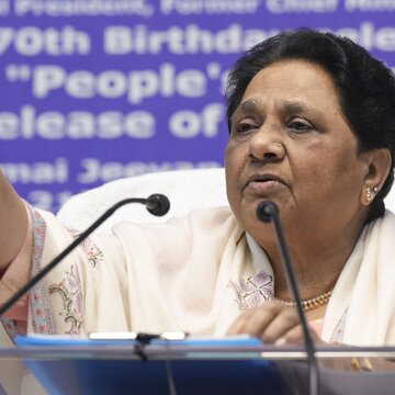 जन्मदिन के अवसर पर मायावती की प्रेस कॉन्फ्रेंस के दौरान शॉर्ट सर्किट, कमरे में धुआं, अफरा-तफरी मची